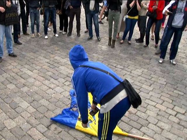 Харківські правоохоронці затримали дівчину, яку підозрюють у спаленні прапора Харківські правоохоронці затримали дівчину, яку підозрюють у спаленні прапора