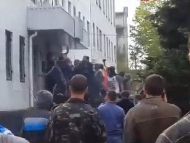 Сепаратисти звільнили будівлю міліції у Красноармійську
