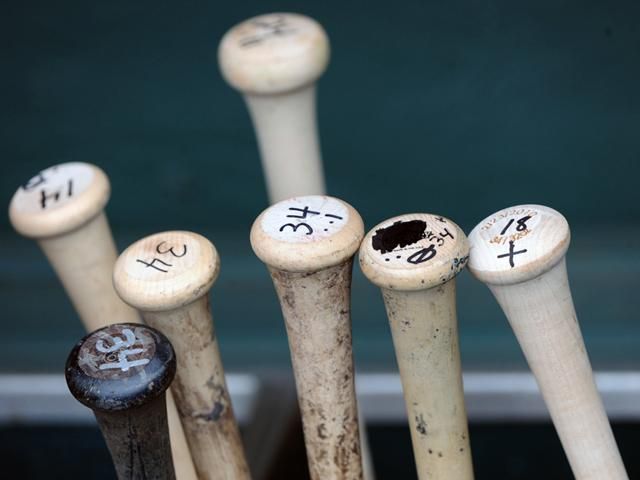 На Харьковщине задержали авто, заполненное битами и деньгами На Харьковщине задержали авто, заполненное битами и деньгами