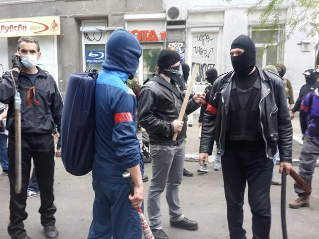 Столкновения в Одессе: сначала сепаратисты стреляли и били машины, теперь митинг перерос в столкновения (Фото)