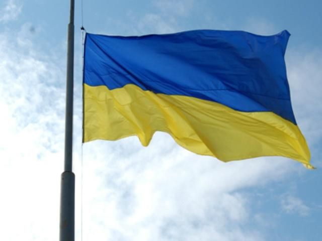 Над горсоветом Алчевска снова развевается украинский флаг Над горсоветом Алчевска снова развевается украинский флаг
