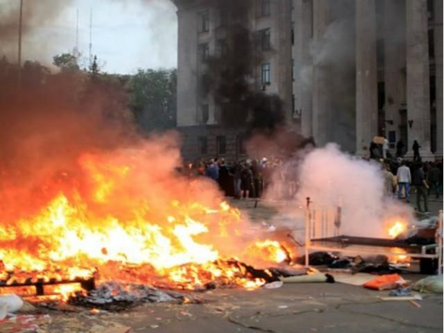 10 пожарных машин тушат пламя в Доме профсоюзов в Одессе 10 пожарных машин тушат пламя в Доме профсоюзов в Одессе