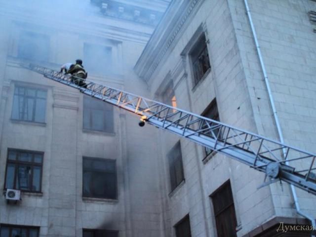 В Одессе в доме профсоюзов - десятки трупов (Видео 18+) В Одессе в доме профсоюзов - десятки трупов (Видео 18+)