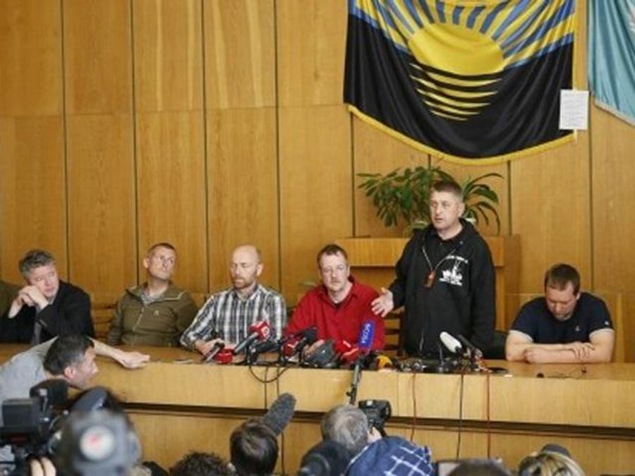 У Слов'янську звільнили представників місії ОБСЄ У Слов'янську звільнили представників місії ОБСЄ