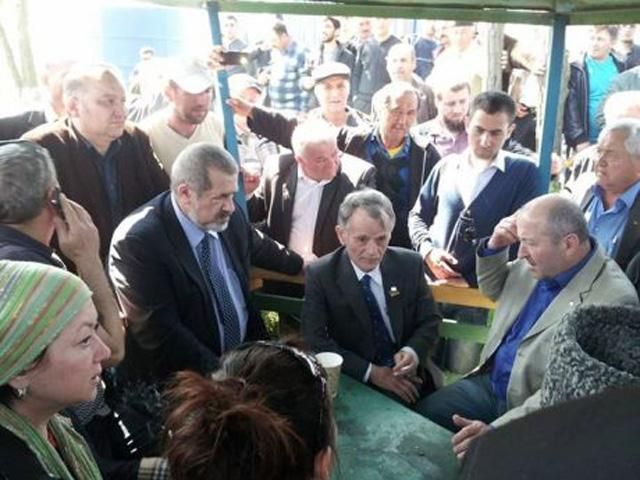 Кримські татари зробили живий коридор на півострів для Джемілєва (Фото) Кримські татари зробили живий коридор на півострів для Джемілєва (Фото)