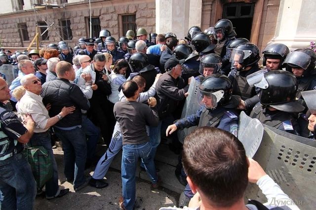 В Одесі люди намагалися прорватися через міліцію до Будинку профспілок (Фото)