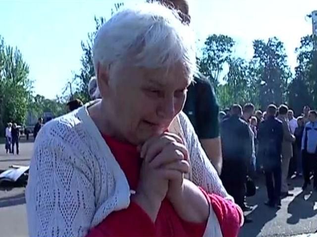 Одесса оправляется после столкновений: люди несут к дому профсоюзов цветы Одесса оправляется после столкновений: люди несут к дому профсоюзов цветы