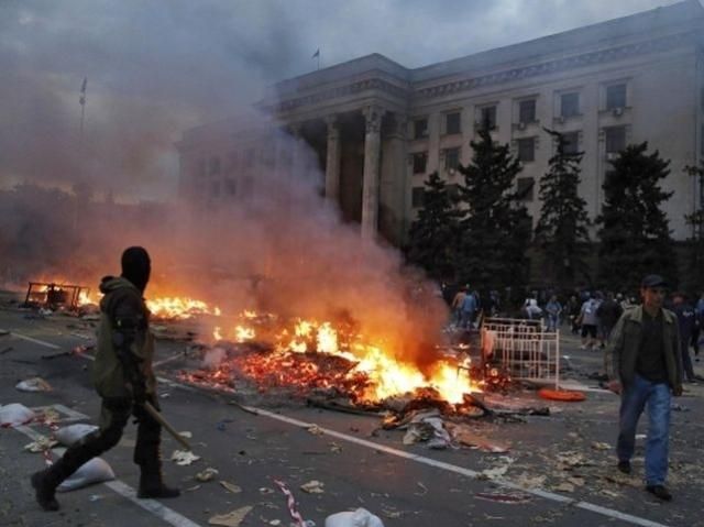 Будинок профспілок в Одесі міг загорітись через кинуті згори "коктейлі Молотова", — МВС
