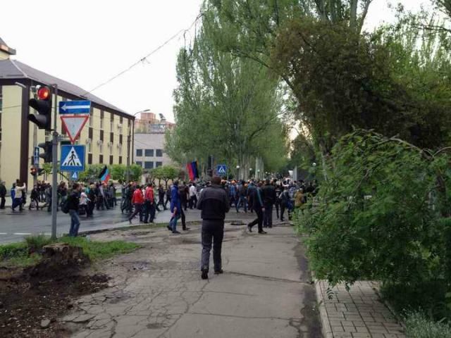 В Донецке сепаратисты штурмом захватили облуправление СБУ (Фото)