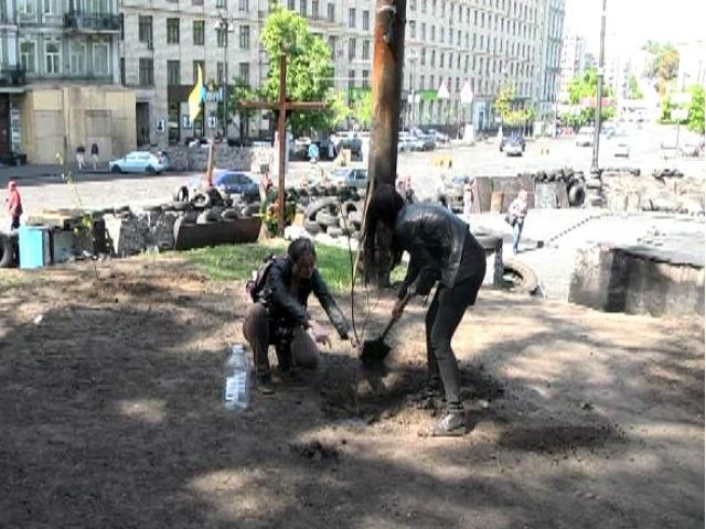 Проект "Словосад". Поети на Грушевського читали вірші та садили дерева Проект "Словосад". Поети на Грушевського читали вірші та садили дерева