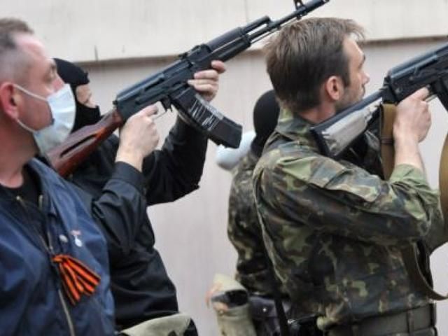 Бойовики штурмують військову частину в Луганську. Лунають постріли і вибухи