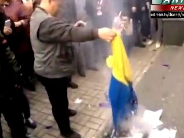 Сепаратисти в Донецькій СБУ палять український прапор та вигукують: Одесу не пробачимо (Відео)