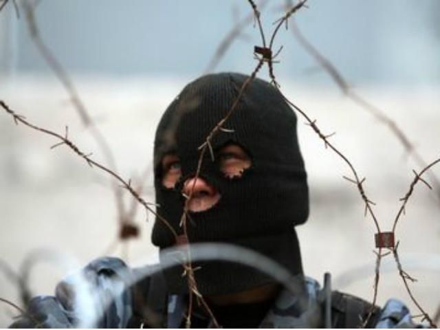 У Луганську при штурмі в/ч поранили військового 