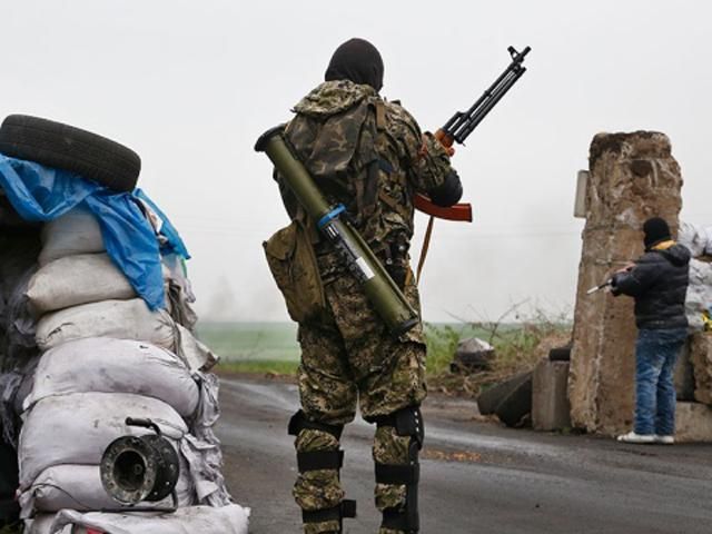 На Луганщине вооруженные люди блокируют дорогу в ожидании "Правого сектора" из России, - МВД