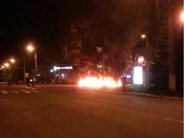 В Мариуполе сепаратисты жгут шины, слышны выстрелы (Фото. Видео) В Мариуполе сепаратисты жгут шины, слышны выстрелы (Фото. Видео)