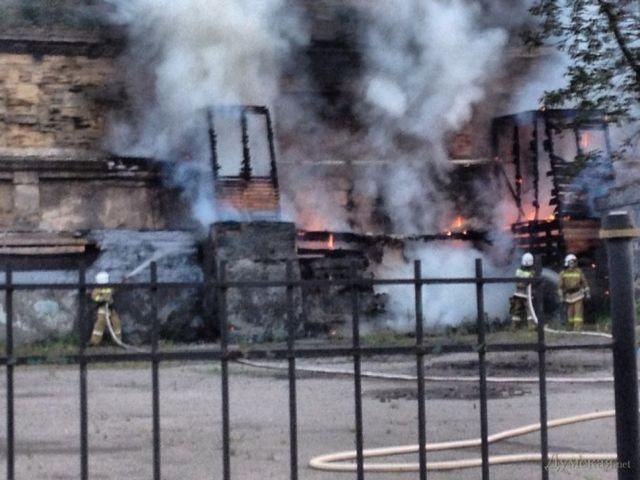 В Одесі біля Потьомкінських сходів горіла газова труба В Одесі біля Потьомкінських сходів горіла газова труба
