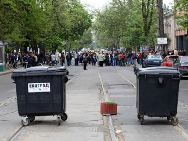 В Одессе снова беспорядки: пророссийские активисты не дают вывезти в суд задержанных (Фото)