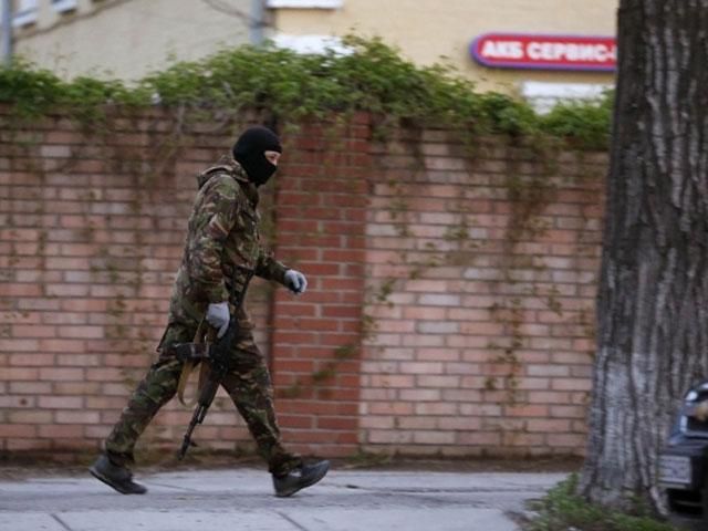 У центрі Луганська стрілянина, є поранені У центрі Луганська стрілянина, є поранені