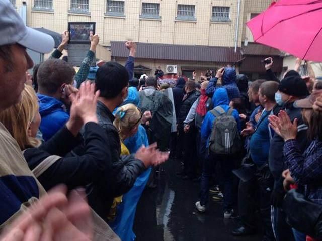 Міліціонери відпускають затриманих після подій 2 травня в Одесі (Фото) Міліціонери відпускають затриманих після подій 2 травня в Одесі (Фото)