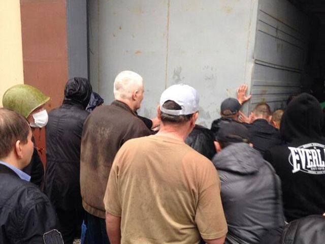 Во время штурма милиции в Одессе ранен журналист Во время штурма милиции в Одессе ранен журналист