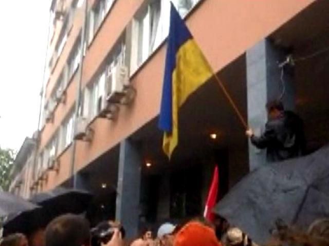 В Одесі близько тисячі проросійських активістів штурмували управління міліції (Відео) В Одесі близько тисячі проросійських активістів штурмували управління міліції (Відео)