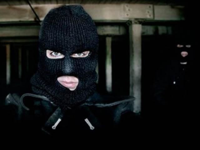 Вооруженные люди ограбили ювелирный магазин в Красном Луче Вооруженные люди ограбили ювелирный магазин в Красном Луче