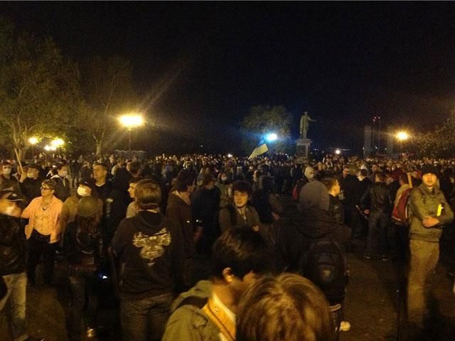 Проукраинские активисты в Одессе направляются к зданию УМВД Проукраинские активисты в Одессе направляются к зданию УМВД