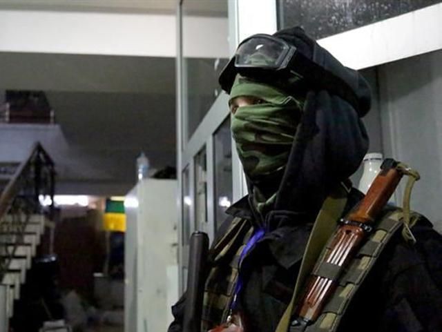 На Луганщине боевики штурмуют райотдел милиции На Луганщине боевики штурмуют райотдел милиции