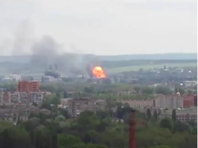 Біля Слов'янська вибухнула заправка (Відео) Біля Слов'янська вибухнула заправка (Відео)