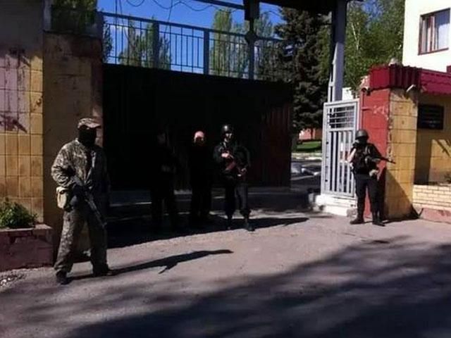 Сепаратисти готують штурм військової частини в Донецьку (Фото) Сепаратисти готують штурм військової частини в Донецьку (Фото)
