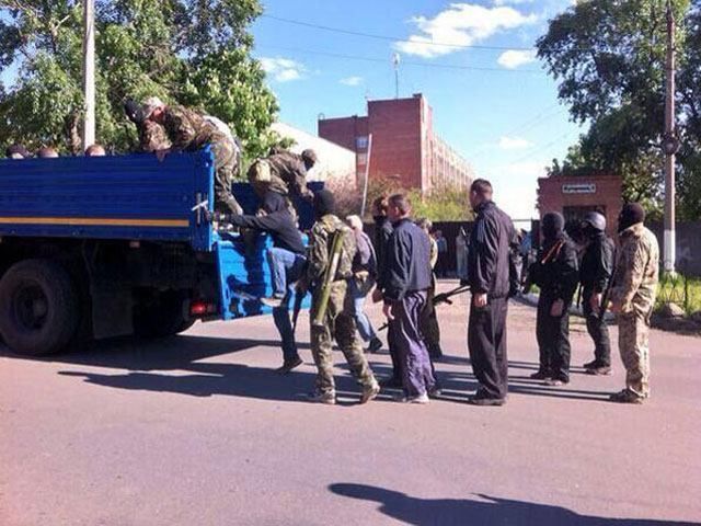 Сепаратисти покинули військову частину в Донецьку без штурму Сепаратисти покинули військову частину в Донецьку без штурму