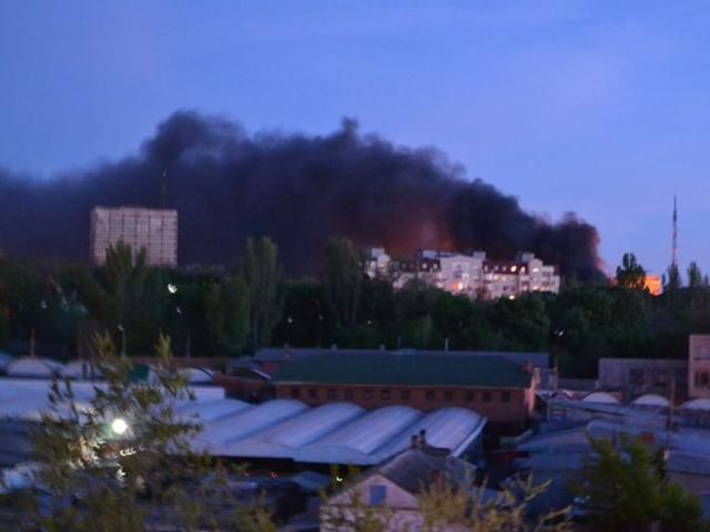 В Мариуполе стрельба. Звучит сирена, горят шины В Мариуполе стрельба. Звучит сирена, горят шины