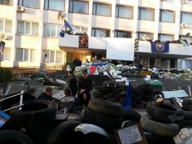 Біля міськради Маріуполя розбирають барикади Біля міськради Маріуполя розбирають барикади