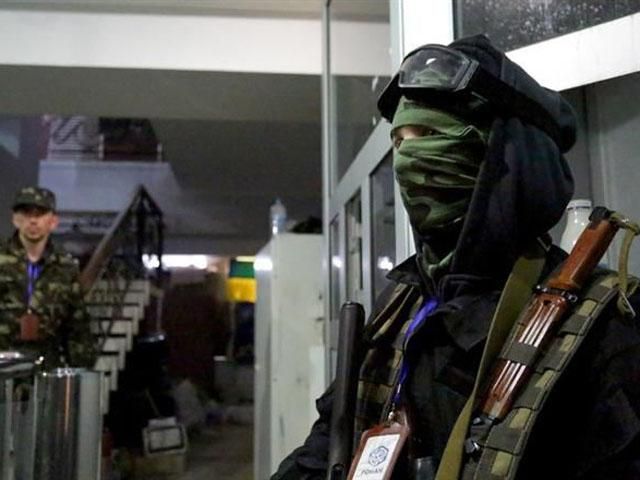 У Слов'янську в захоплені адмінбудівлі завозять вибухівку, — МВС У Слов'янську в захоплені адмінбудівлі завозять вибухівку, — МВС