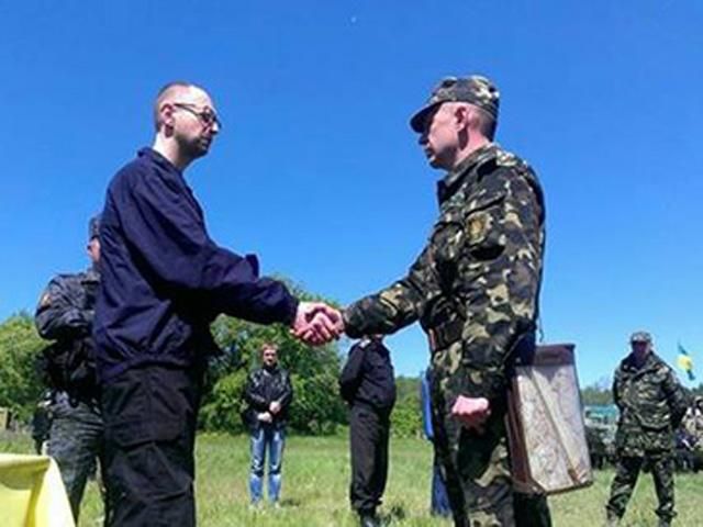 Яценюк роздав БТРи військовим у таборі АТО біля Слов’янська