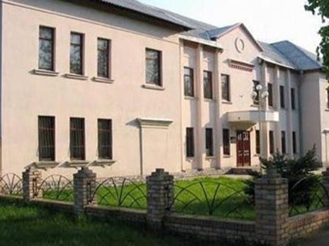 Люди, которые назвались "Правым сектором", обстреляли прокуратуру в Северодонецке Люди, которые назвались "Правым сектором", обстреляли прокуратуру в Северодонецке