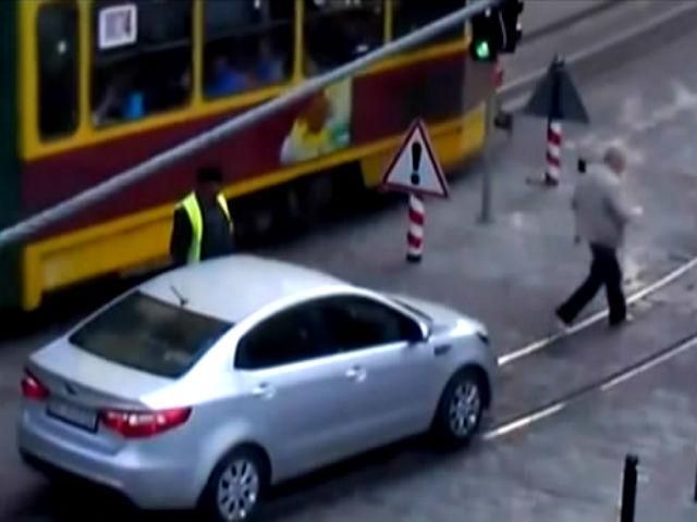 Ефект свідка: у Львові Kia протаранив болард