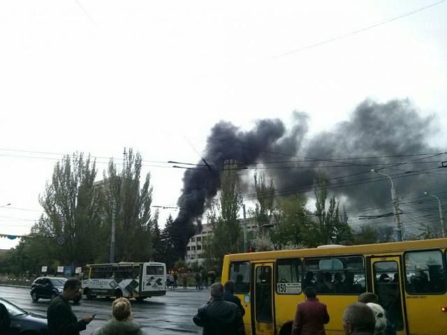 В Мариуполе неизвестные обстреляли автобус