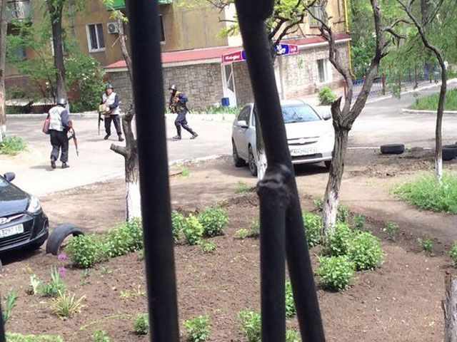 В Мариуполе продолжается перестрелка, есть раненые (Фото. Видео) В Мариуполе продолжается перестрелка, есть раненые (Фото. Видео)