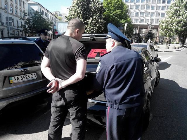 На Площади Славы в Киеве задержали автомобиль с оружием На Площади Славы в Киеве задержали автомобиль с оружием