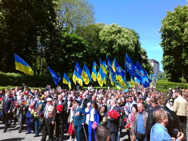 Тысячи людей в Киеве почтили память погибших. Обошлось без драк (Фото)