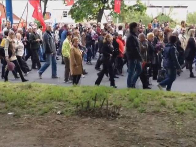 Беспокойный праздник: Стрельба в Мариуполе и Донецке, митинги с триколором