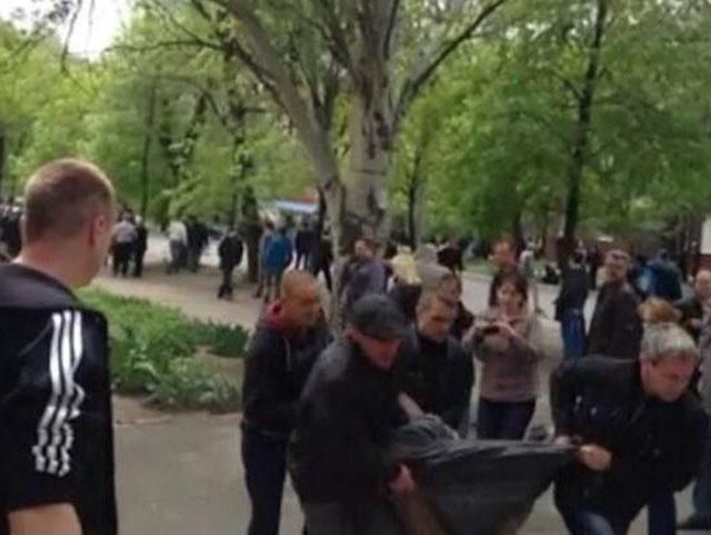 Медики кажуть про двох вбитих та вісьмох поранених у Маріуполі Медики кажуть про двох вбитих та вісьмох поранених у Маріуполі