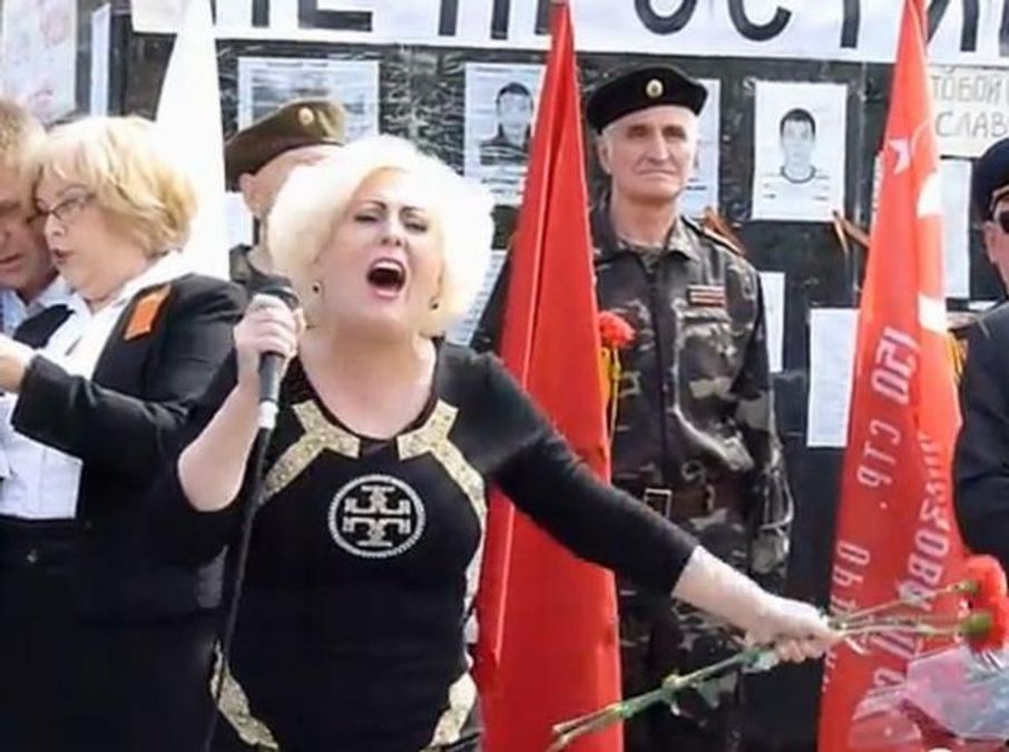 Неля Штепа появилась на митинге, чтобы позвать Славянск на "референдум" (Видео) Неля Штепа появилась на митинге, чтобы позвать Славянск на "референдум" (Видео)