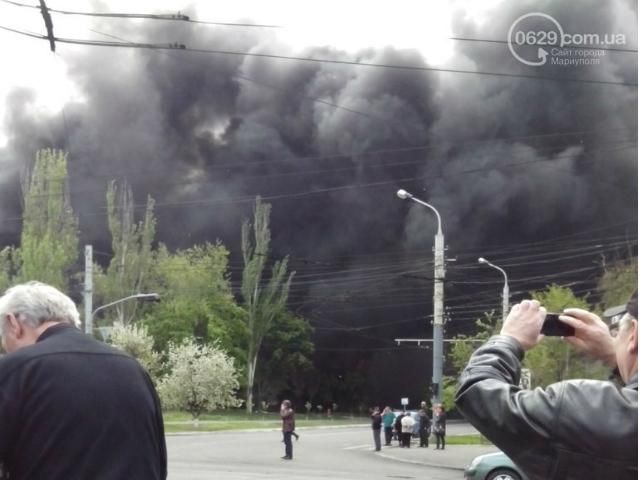 Под зданием Мариупольского горсовета строят баррикады, — СМИ Под зданием Мариупольского горсовета строят баррикады, — СМИ