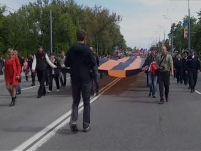 У Харкові розгорнули 100-метровий "георгіївський прапор"