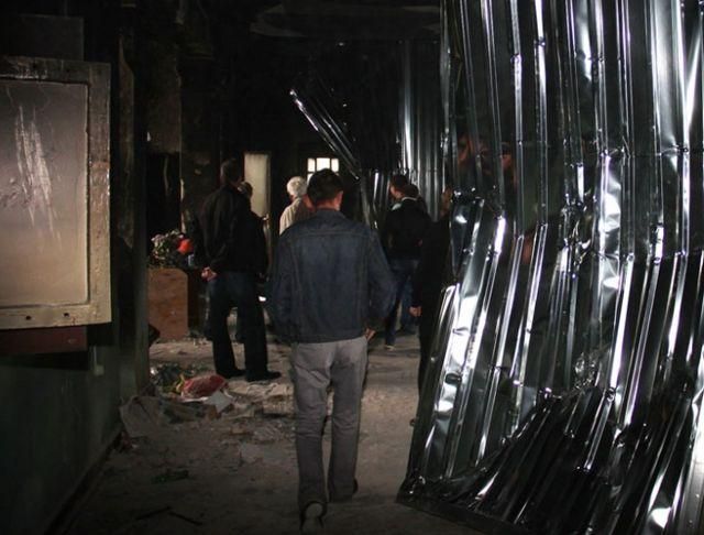 Одесити виламали загородження і пробрались у Будинок профспілок Одесити виламали загородження і пробрались у Будинок профспілок