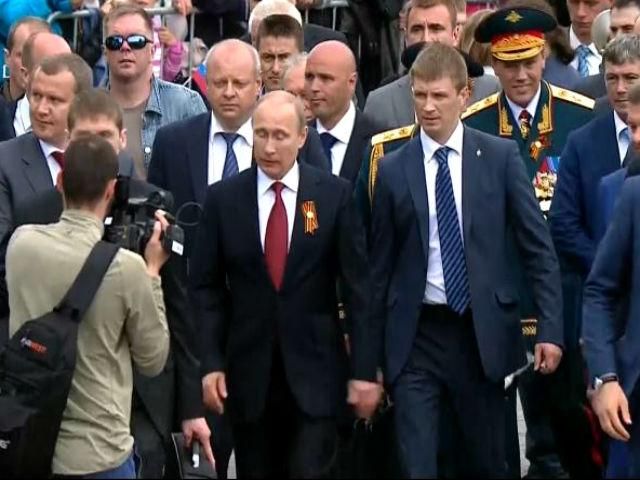 Путин посетил военный парад в Севастополе (Видео)
