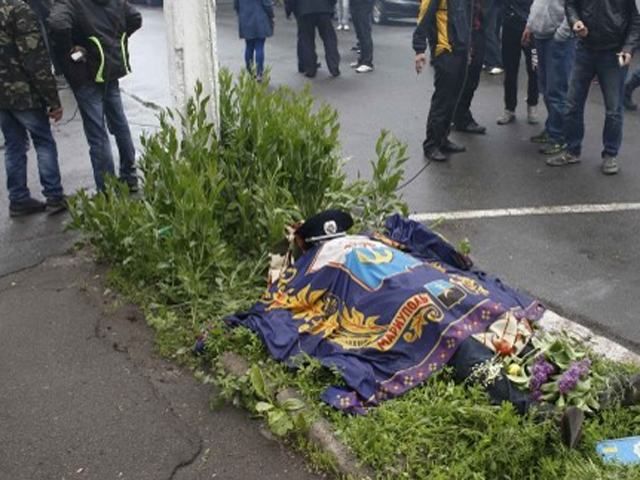 В Мариуполе террористы дотла сожгли горуправления МВД, погиб милиционер (Фото)