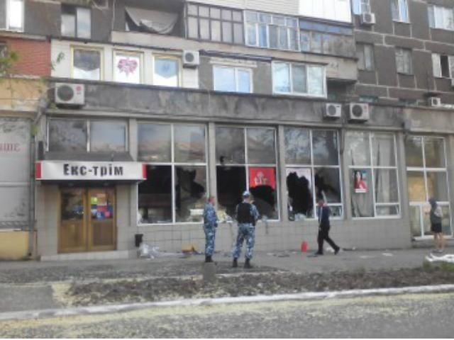 У Маріуполі сепаратисти намагалися пограбувати магазини зброї (Фото) У Маріуполі сепаратисти намагалися пограбувати магазини зброї (Фото)